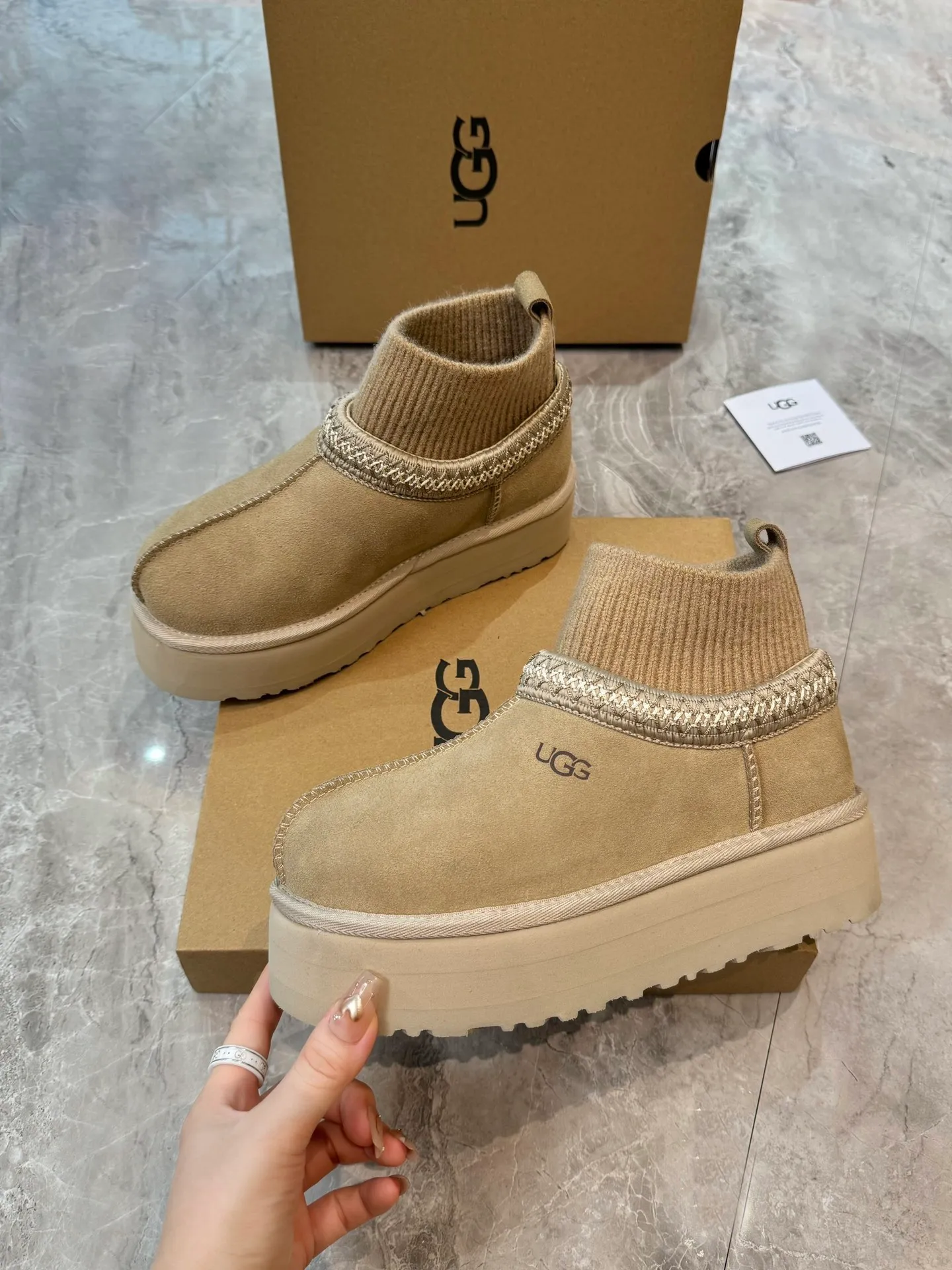 Self-pickup 💰520 New snow boots 1125956 Ethnic style plus sock cover, the sock cover is inserted into the wool. The surface is made of imported silk cow suede, and the inner part is made of Longfeng fur. Foam outsole has light anti-slip characteristics. Four colors, 35-40
